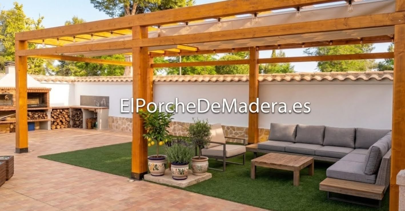 Porche de madera laminada en jardín con zona de estar